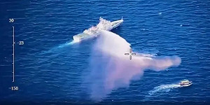 「聖誕補給」衝突畫面曝光! 先黃岩島、後仁愛礁 難忍中艦水砲攻擊 菲船展開衝撞