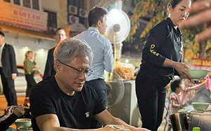 越南行接地氣！脫掉招牌皮衣 黃仁勳街邊大啖美食