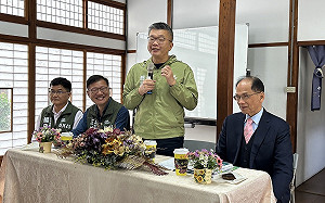 蔡壁如:盧秀燕鄭重推薦  蔡其昌：殺到刀刀見骨還要合什麼？　