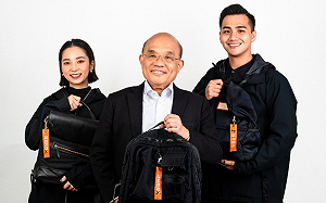 人人都是護國者！蘇巧慧推「護國有我鑰匙圈」 蘇貞昌偕2年輕助理拍宣傳照