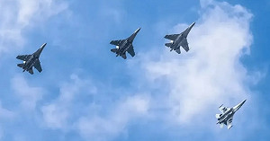 霹靂-17曝光? 疑成功研發超遠程空對空導彈 陸殲-16新照片受矚目
