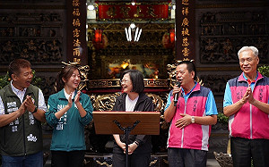 蔡英文潭子得天宮參香 大讚謝子涵年輕有為