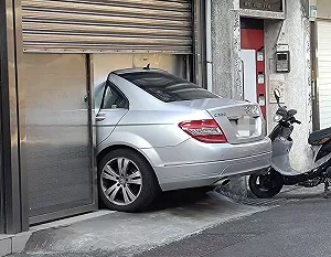 眾放大1細節全傻眼！透天驚見汽車斷尾