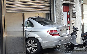 眾放大1細節全傻眼！透天驚見汽車斷尾