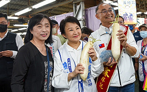 盧秀燕高雄掃市場人氣旺    大讚黃柏霖為科丁儲人才