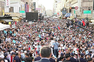 柯文哲｢只擺1800張椅子喊萬人到場｣ 張禹宣：柯米巴原蟲能屈能伸!