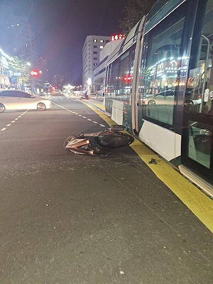 高雄機車直撞輕軌 騎士臉部手腳擦挫傷