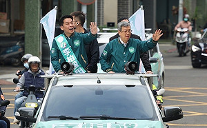 「大仁哥」首站車掃從楠梓出發 陳建仁冒雨力挺李柏毅