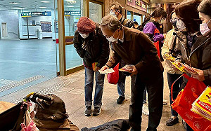 低溫來襲！街友關懷制度啟動 薛瑞元夜訪：民眾可播3專線助人