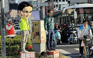 Q版公仔陪莊競程站路口 成功吸引路人目光