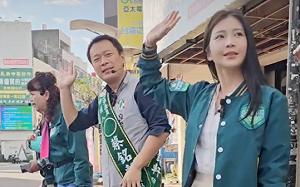鄭家純陪蔡銘軒赴市場拜票  喊下架藍委馬文君　
