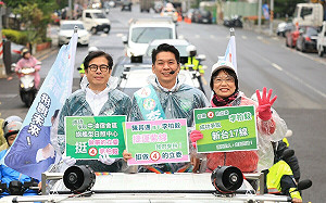 冒雨陪李柏毅車掃 陳其邁喊話守住高雄最關鍵一席
