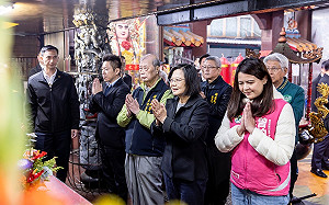 小英陪曾柏瑜赴咸亨宮參拜祈福  曾：「即使困難也堅持對的事」　