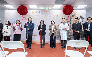 恆旅新醫療大樓開幕 蔡英文：蘇貞昌視察時一定「乒乒乓乓」