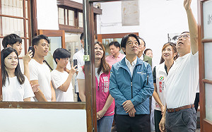 賴清德允老家成紀念館！議員接雕刻家想捐作品「選服」 感動2礦工子弟的情感