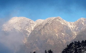 氣象署再發低溫特報！雪山也降雪了 主峰出現雪白山頭