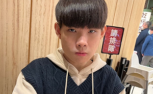 NL冒雨挑戰「鵝鵝騎士舞」！全程無表情 網笑：錢真難賺