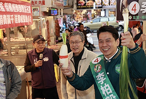 陳其邁坦言最擔心李柏毅選情 楊烈陪拜票贈竹劍寓勢如破竹