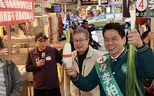 陳其邁坦言最擔心李柏毅選情 楊烈陪拜票贈竹劍寓勢如破竹