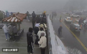 凍人美景!合歡山武嶺清晨降冰霰 上山限加掛雪鏈通行
