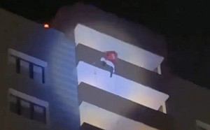 24樓直線墜落！聖誕老人爬牆送禮物慘死