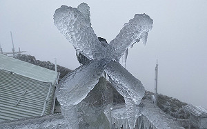  玉山北峰一夜凍雨冰封山頭 合歡山「武嶺菜市場」嗨迎飄雪