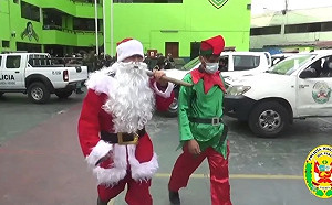 （影）提大錘衝破毒販居所 秘魯警喬裝「聖誕老人」破犯罪集團 