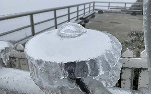 玉山北峰現厚冰美景！鄭明典揭是「凍雨」：結在道路很危險