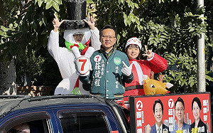 再忙也要過節 莊競程車掃濃濃耶誕氣氛