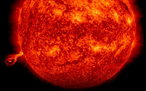 太陽噴射美照公開！鄭明典曬超清晰「日冕物質拋射」網驚豔