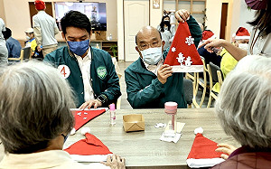 蘇貞昌肯定李柏毅照顧長輩 左楠長照據點布建率高雄之冠