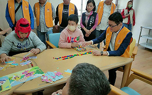 台中十方啟能亟需課桌椅 順仁兄弟會捐贈改善學習環境