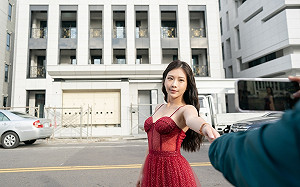 吳音寧攜鄭家純逛溪州 謝家豪宅前打卡拍網美照