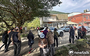 現場直擊》前往賴清德萬里老家給予加油打氣  支持者不忘比2號拍照打卡  