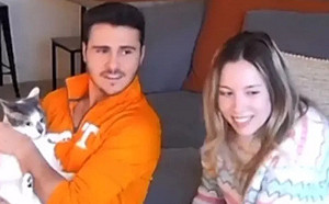 男抱愛貓進屋取暖！轉頭傻眼「本尊在窗外」