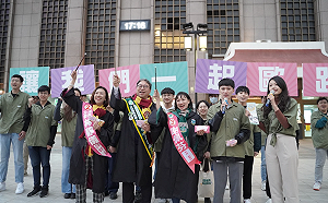 綠3學霸立委選將齊聚北車 發「歐趴糖」催青年返鄉投票