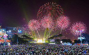 陳其邁陪高雄市民跨年倒數 240秒亞灣花火迎2024