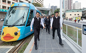 高雄環狀輕軌成圓試營運　蔡英文：逐步完善大眾運輸、加速城市邁進