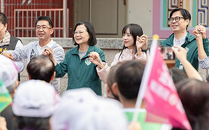 赴高雄力挺許智傑、黃捷 蔡英文談國會過半重要性