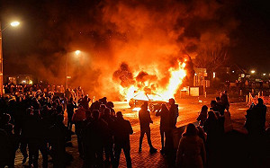 荷蘭各地跨年夜狂歡發生騷動 數十警傷 200多民眾遭逮捕