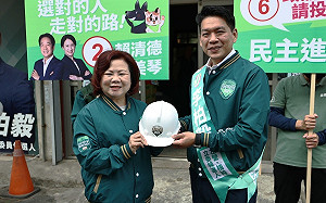 許銘春贈李柏毅工地帽 期許進國會為勞工發聲