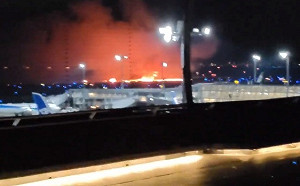 快訊》日航班機羽田機場爆炸！疑降落後撞海上保安廳飛機 NHK：379人已全數撤離
