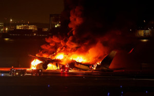 快訊》羽田機場發生大火! 飛機降落機腹著地起火 近400乘客緊急疏散