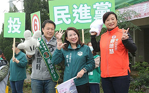 蔡銘軒、蔡培慧站路口拜票  南投鄉親按喇叭表達支持 