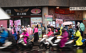 蘇巧慧搭火車接力站路口催票 籲民眾給認真做事的人公道