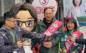 首場巷戰合體謝佩芬  王義川展現高人氣：眼神對到  票就是我的！ 