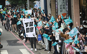 現場觀察》柯文哲桃園車掃漸入佳境 民眾自製看板挺、也有人嗆聲比倒讚