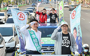 對抗韓國瑜車掃隊伍 李柏毅合體罷韓三君子拜票