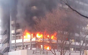 （影）日本怎麼了？東京新宿12層大樓竄火 傳至少7傷