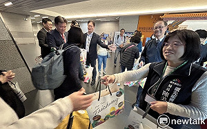 德威航空重啟仁川台中航線 陳美秀親自接機送上台中伴手禮